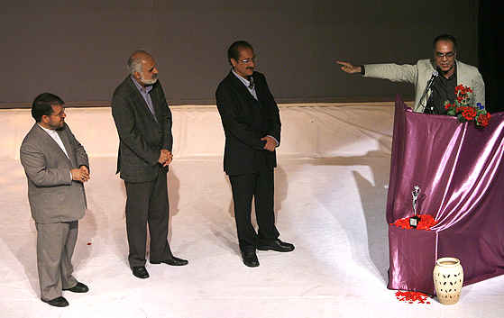 تقدیر جشنواره تئاتر دانشجویی از فعالیت‎های دکتر فرزان سجودی و دکتر محمدرضا خاکی