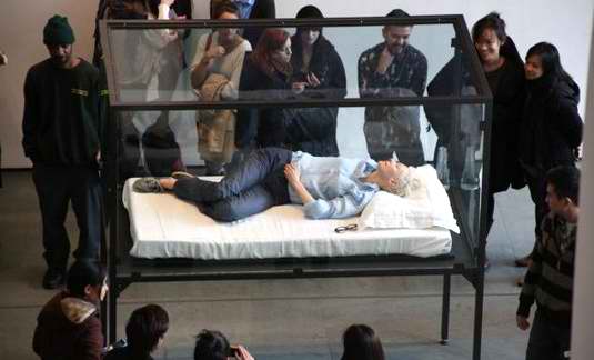 تحلیل پرفورمنس آرت تیلدا سوئینتون: «شاید»