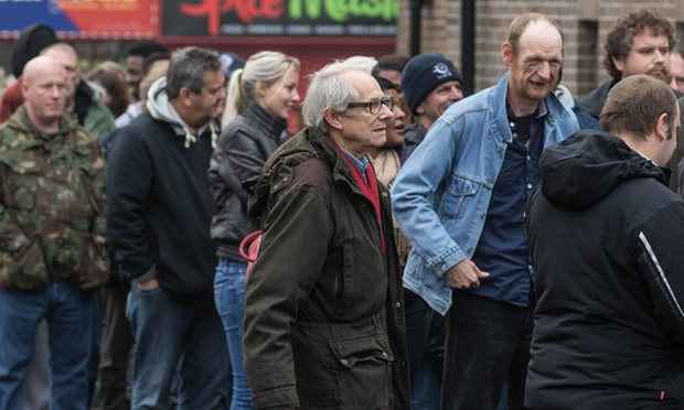 کن لوچ سر صحنهی فیلمبرداری فیلم «من، دنیل بلیک»